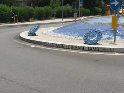 Un dettaglio della prima rotatoria di via Bari